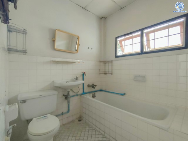 *****บ้านเดี่ยวมือสองย่านกรุงเทพฯ ม.โชคชัย4 ซอย41 เนื้อที่กว้างขวางมากถึง 62 ตร.ว. พร้อมฟังก์ชัน 5 ห้องนอน 3 ห้องน้ำ ที่จอดรถ 3 คัน บ้านสวย มีพื้นที่รอบบ้านกว้างขวาง สภาพใหม่ บนทำเลใจกลางเมือง เดินทางสะดวก  เชื่อมต่อถนนลาดพร้าว ประดิษฐ์มนูธรรม